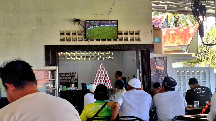 Warga Meulaboh Nobar di Warkop Saksikan Argentina Tumbangkan Swiss 3-1