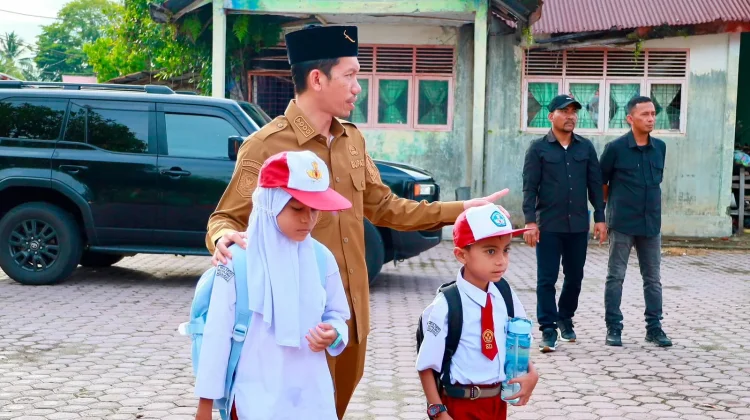 GAMAS, Bupati Aceh Barat Dampingi Dua Anak Yatim ke Sekolah
