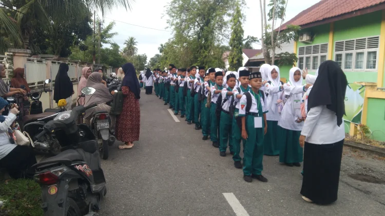 Hari Pertama Masuk Sekolah, Siswa Baru MTsN 2 Aceh Barat Antusias Ikuti MPLS