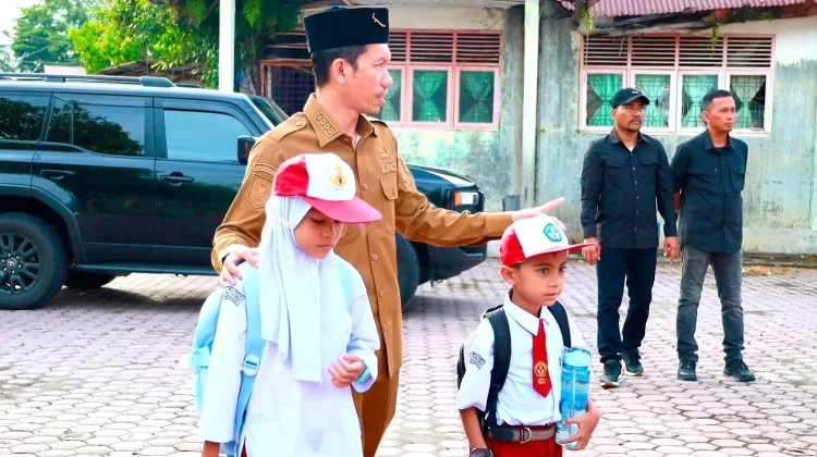 Bupati Aceh Barat Antar Dua Anak Yatim Hari Pertama Sekolah