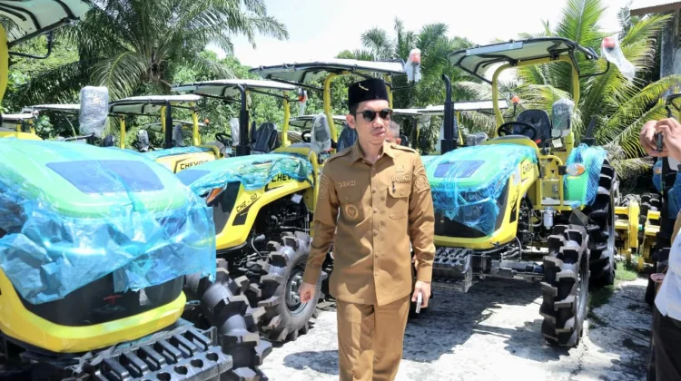 Pemkab Aceh Barat Terima Alsintant dari  Mentan
