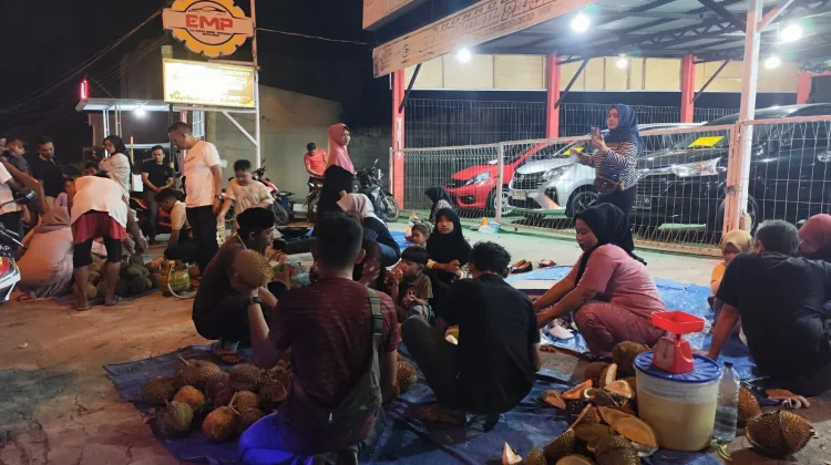 Banjir Durian, Lapak Durian Pinggir Jalan Diserbu Pembeli