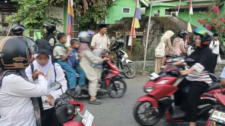 Kemacetan di Depan Dua Madrasah Kuta Padang Dikeluhkan Wali Murid