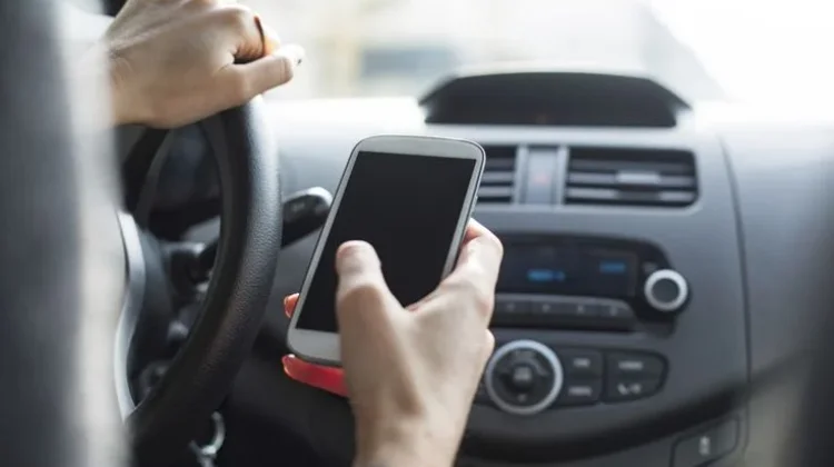 HP atau Nyawa? Distracted Driving Jadi Ancaman Serius