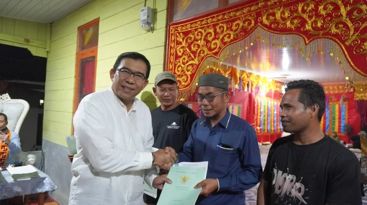 Bupati Simeulue Serahkan 226 Sertifikat Tanah Bagi Warga Transmigrasi