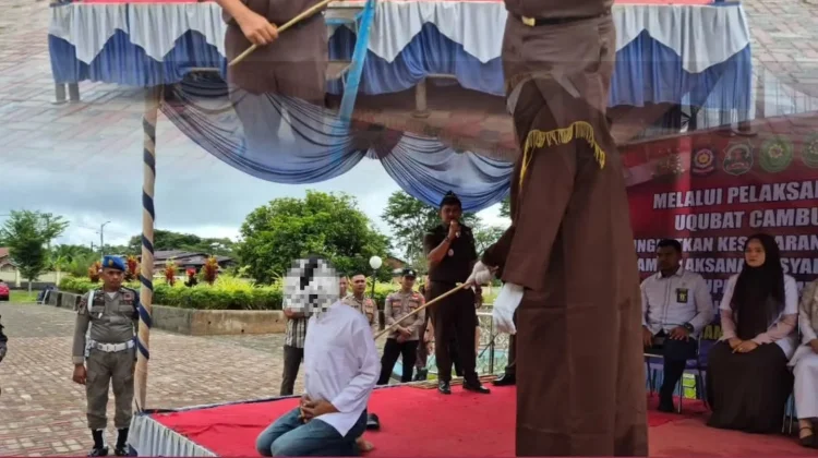 Kejari Simeulue Eksekusi Cambuk Dua Terpidana Pelanggar Hukum Jinayat