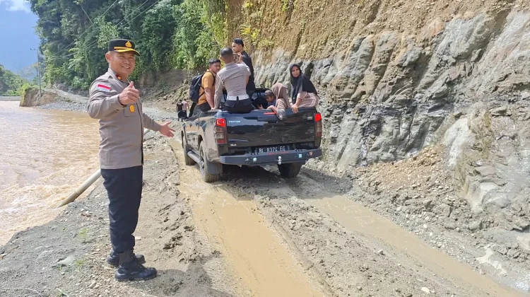 Menerobos Jalan Berlumpur, Kapolres AKBP Agus Sulistianto Menyapa Sikundo