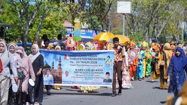 Bupati TRK Lepas Pawai Karnaval Budaya HUT Ke-24 Nagan Raya,