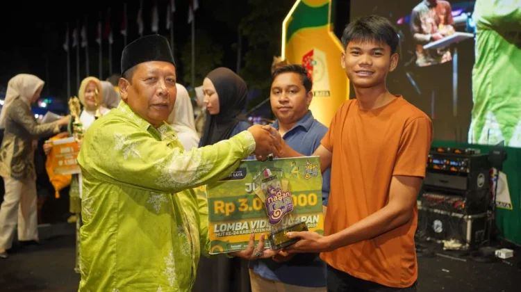 Bupati TRK Serahkan Penghargaan kepada 22 Perusahaan