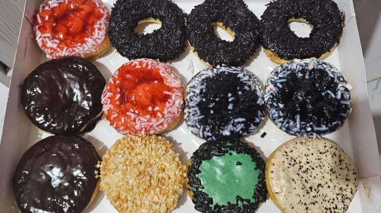 Cemilan Donat dengan Beragam Pilihan Topping Menggugah Selera
