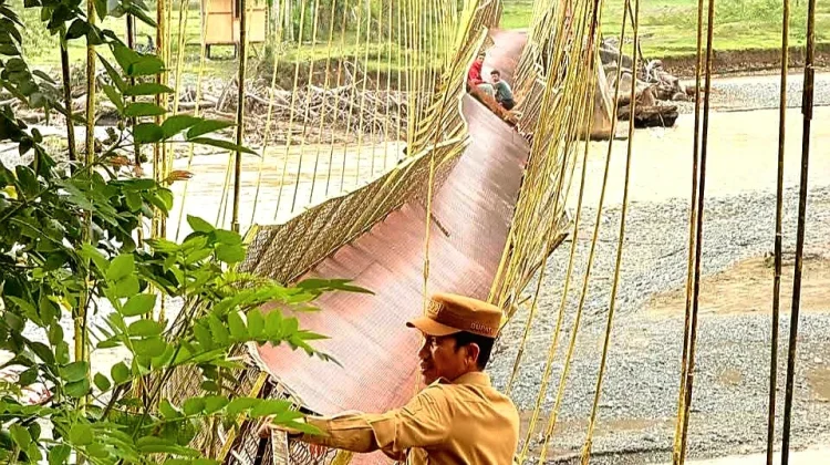 Jembatan Mulai Dibangun, Bupati Tarmizi Pastikan Akses Pendidikan kembali Pulih