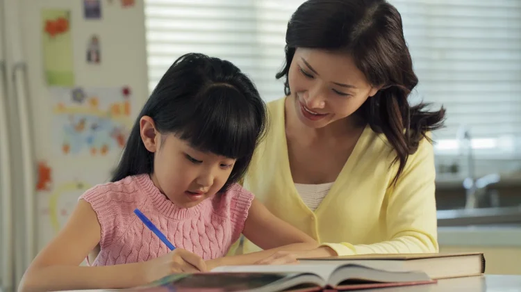 Tips agar Anak Tetap Fokus Mengerjakan PR Sekolah di Rumah
