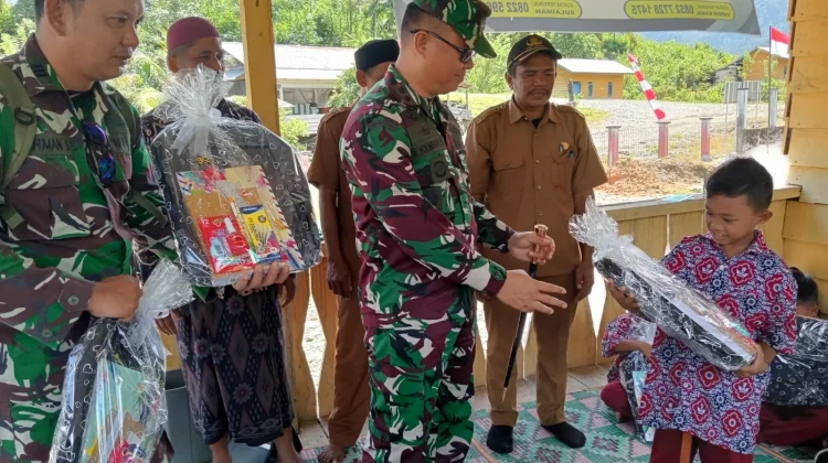 Dandim 0105/Aceh Barat Salurkan Bantuan Perlengkapan Sekolah pada Masyarakat