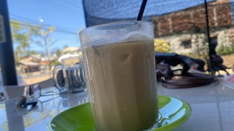 Nikmatnya Sensasi Segar Kopi Gula Aren di tengah Terik Matahari !