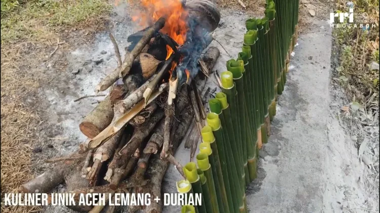 Pelaku UMKM Pertahankan Tradisi Pembuatan Lemang dengan Cara Tradisional