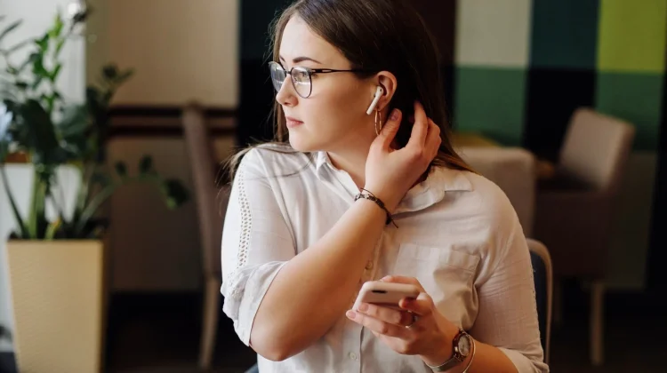 Sering Menggunakan Earphone? Kenali Dampaknya bagi Kesehatan Pendengaran