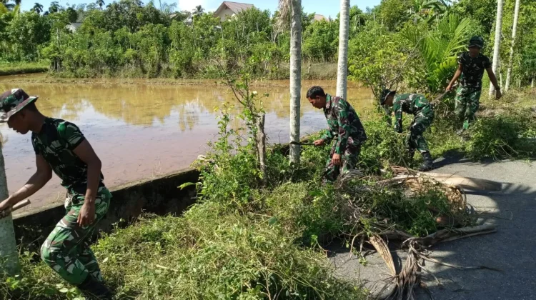 Babinsa dan Masyarakat Gelar Gotong Royong di Desa Ladang Tuha Satu