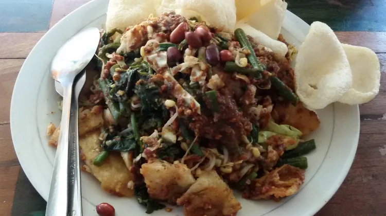 Kuliner Lotek Tetap Eksis di tengah Tren Makanan Modern