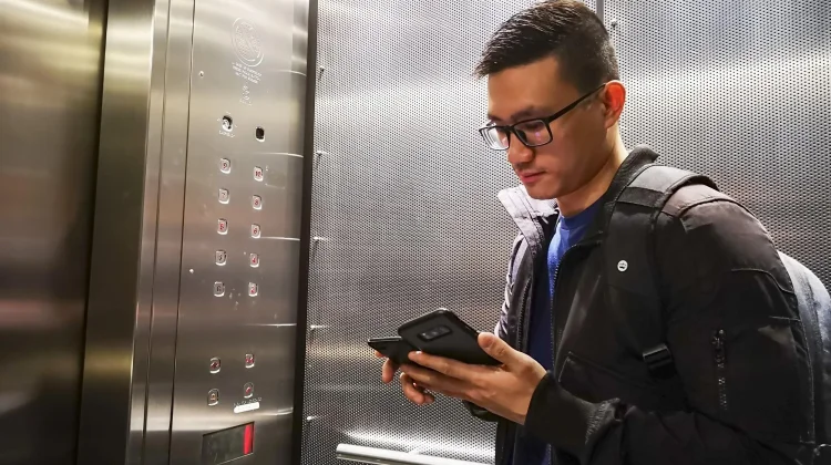 Mengapa Sinyal HP Hilang di dalam Lift?