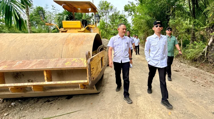 Bupati Aceh Barat Pantau Pembangunan Ruas Jalan di Kaway XVI