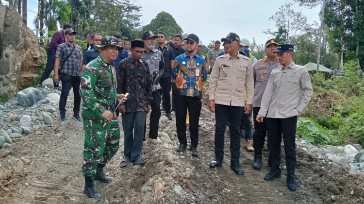 Menteri PU RI Tinjau Pembangunan Jembatan Gantung Perintis di Desa Sikundo