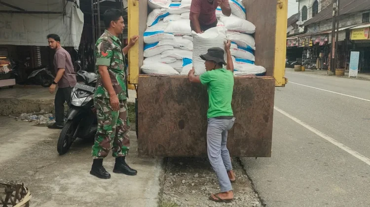 Babinsa Koramil 02/Kuala Batee Lakukan Pengawasan Pasokan Pupuk Subsidi