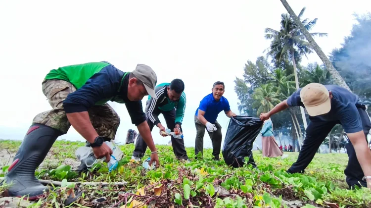 Gotong Royong Rutin, ASN Aceh Barat Bersihkan Pantai Suak Ribee