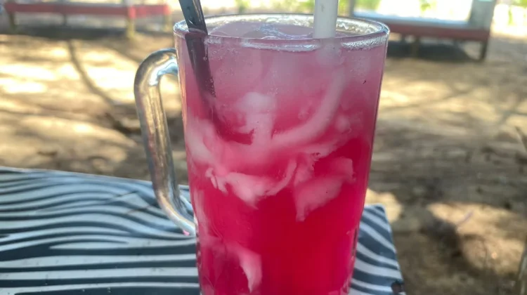 Cuaca Panas Melanda Aceh, Kelapa Kerok dan Sirup Merah Jadi Primadona