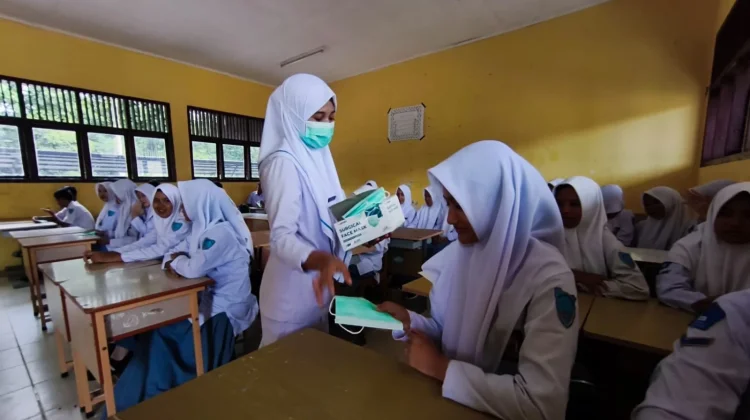 Puskesmas Cot Seumeureung Bagikan Masker Antisipasi ISPA akibat Karhutla