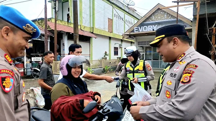 Sambut HUT ke-81 RI, Polres Aceh Barat Bagikan 350 Bendera Merah Putih ke Masyarakat