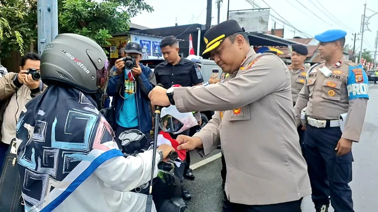 Sambut HUT ke-81 RI, Polres Aceh Barat Bagikan 350 Bendera Merah Putih ke Masyarakat
