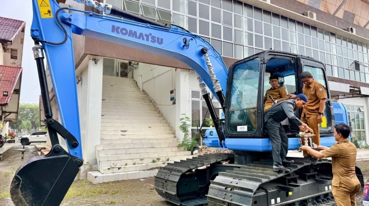 Excavator Bantuan KKP Mulai Dimanfaatkan Pulihkan Tambak Nelayan Aceh Barat
