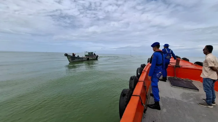 Satpolairud Polres Aceh Barat Selamatkan ABK Kapal Karam di tengah Laut