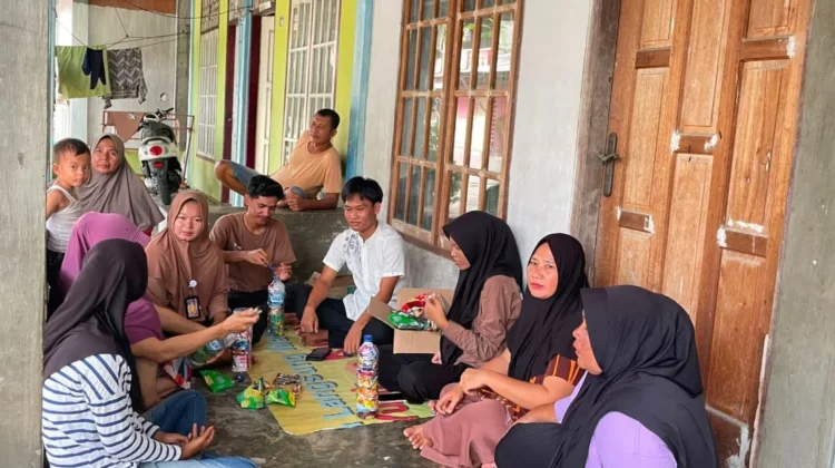 Mahasiswa UTU Edukasi Warga Kelola Sampah lewat Inovasi Kursi Daur Ulang