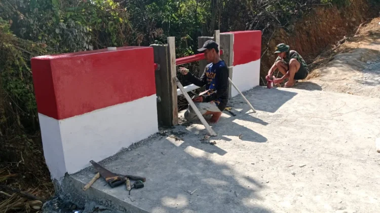 TNI Bersama Warga Bangun Jembatan di Desa Gunung Cut