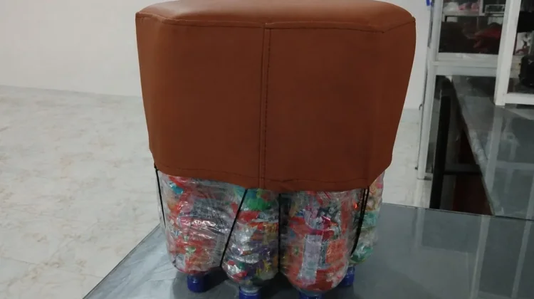 Mahasiswa FIK UTU Ubah Botol Bekas Jadi Kursi dalam Inovasi