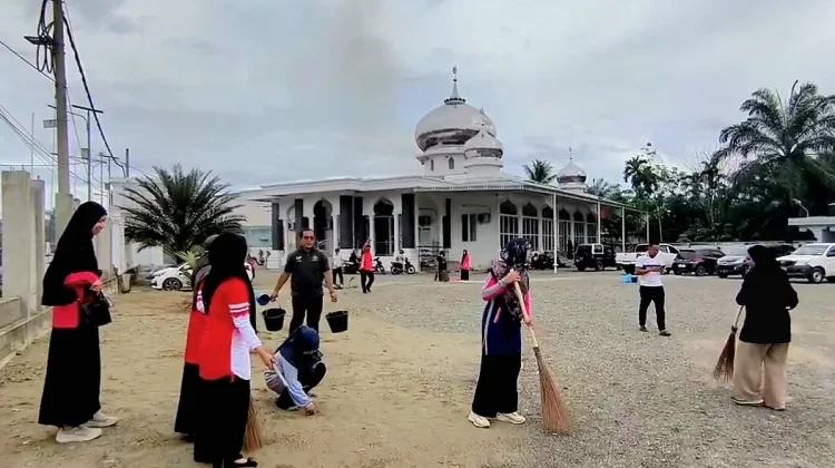 Sambut HUT RI, Kemenag Aceh Barat Ikuti Gerakan Bersih 81 Ribu Masjid