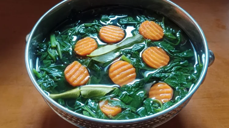 Sayur Bening Bayam dan Wortel Pilihan Praktis untuk Menu Seimbang