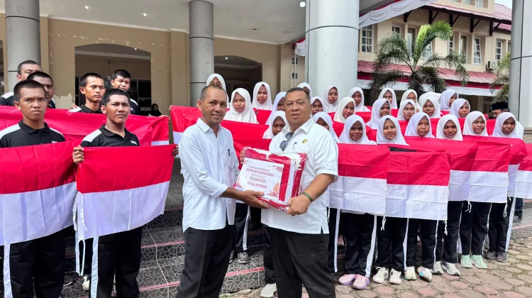 Pemkab Nagan Raya Bagikan 3.000 Bendera Merah Putih
