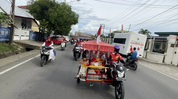 Pawai Becak Meriahkan HUT RI di TK Negeri Percontohan