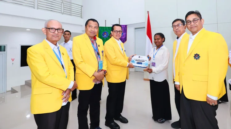 Mahasiswa Baru UTU Terima Beasiswa KIP Kuliah dan ADik