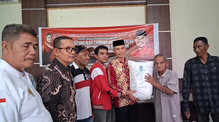 Jamaluddin Idham Salurkan Bantuan Alat Tangkap untuk Nelayan Abdya