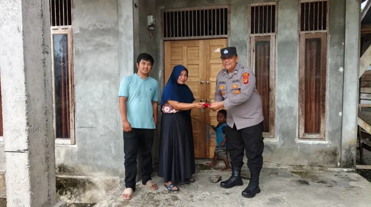 Semarakkan HUT ke-81 RI, Polisi Sambangi Rumah Warga Bagikan Bendera Merah Putih