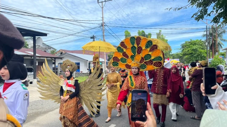 Antusias Masyarakat Saksikan Karnaval Budaya HUT ke-81 RI di Aceh Barat