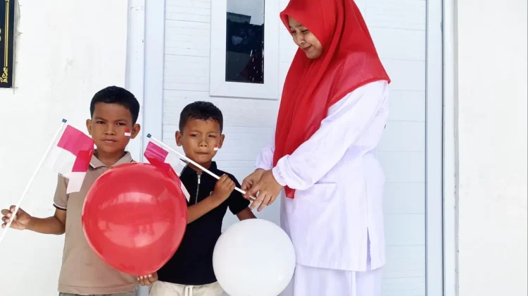 RSUD Cut Nyak Dhien Meulaboh Bagikan Bendera dan Balon Merah Putih ke Pengunjung