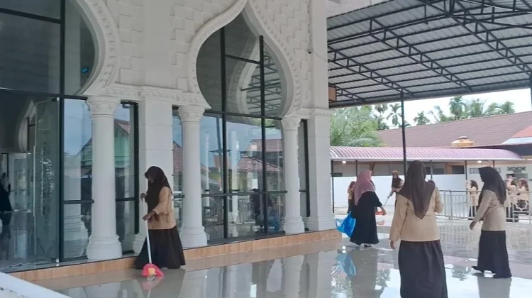 SMK Negeri 3 Meulaboh Gelar Bakti Sosial Sambut Hari Perdamaian Aceh dan HUT ke-81 RI