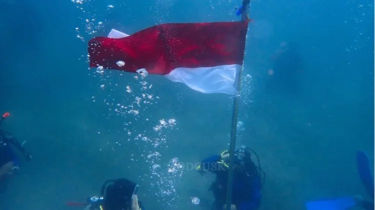 Mahasiswa ODC USK Kibarkan Merah Putih di Bawah Laut