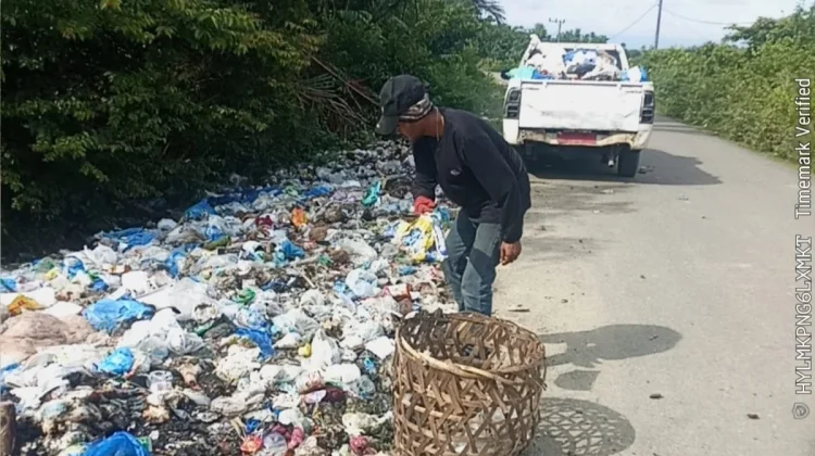 DLH Aceh Barat Bersihkan Sampah Liar di DAS Krueng Tujoh