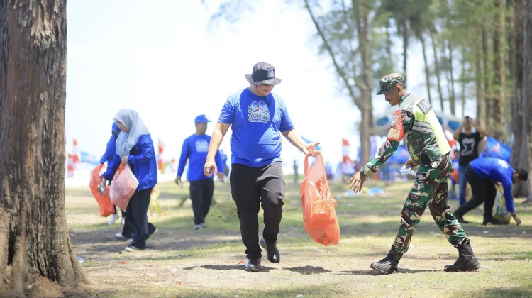 DPC Demokrat Nagan Raya Gelar Gerakan Langit Biru di Pantai Naga Permai