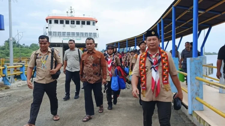 Asisten I Sambut Kontingen Pramuka Simeulue di Pelabuhan Kolok